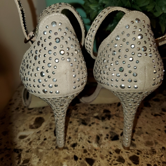 Steve Madden Taupe sparkly Heels. - Picture 2 of 10